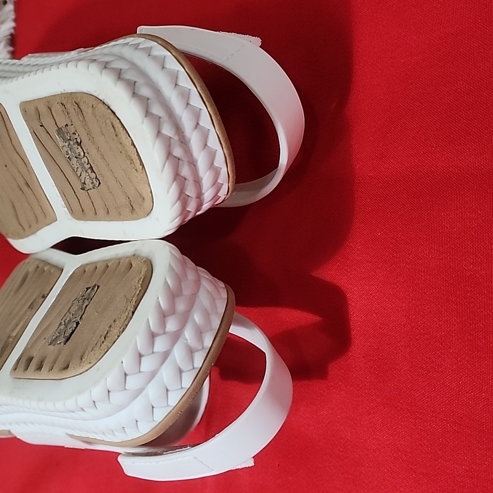 Reef White and Tan Women's Sandals - Picture 8 of 9